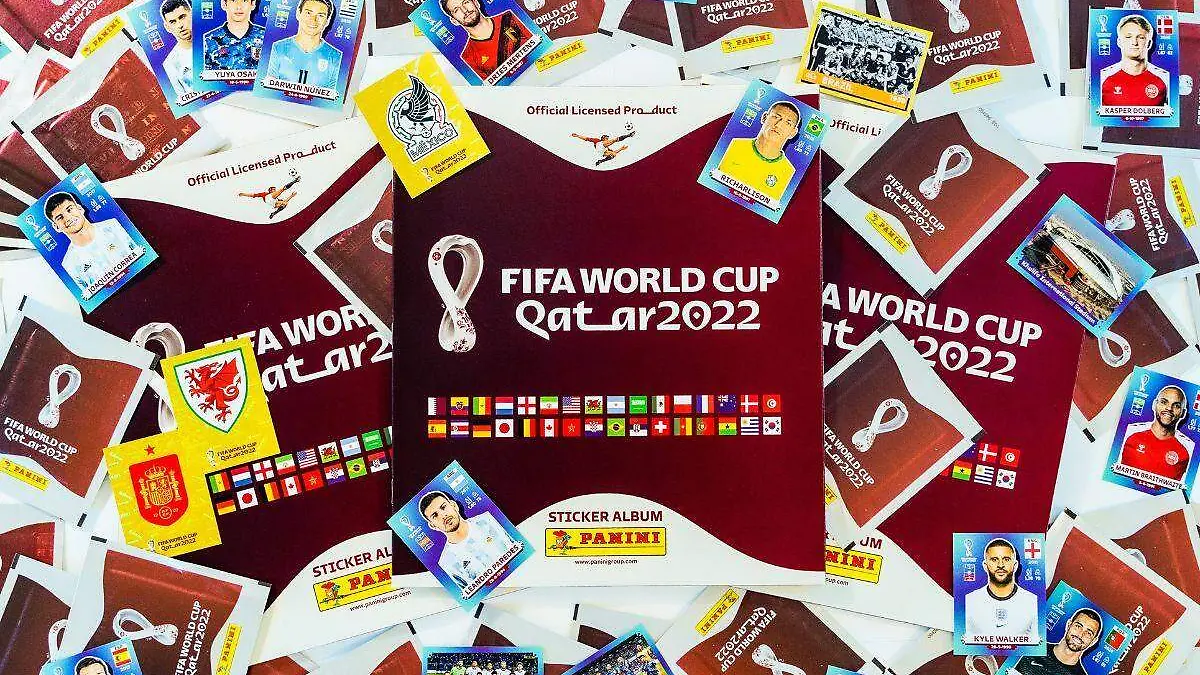 Niño ciego adaptó el álbum Panini de Qatar 2022 al sistema braille